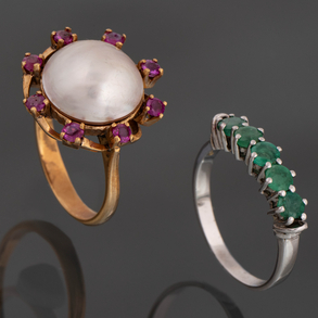 Set of rings in 18kt yellow gold and 18kt white gold, emerald band ring and Japanese pearl ring with rubies.
