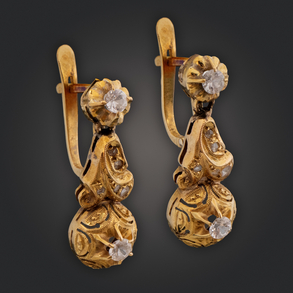 Pair of Elizabethan earrings in 18kt yellow gold with white sapphires.