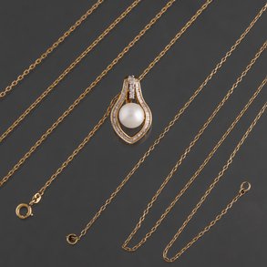 Chain in 18kt yellow gold with pendant set with baguette-cut and brilliant-cut diamonds with cultured pearl.