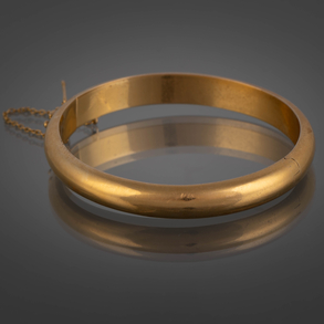 Rigid bracelet in 18kt yellow gold.