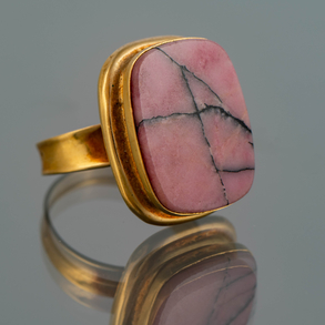 18kt yellow gold ring with a pink veined stone.