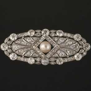 Antique brooch in 18kt white gold set with old cut diamonds and a pearl in the centre.