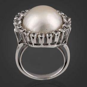 18kt white gold ring with Japanese pearl.
