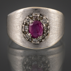 Ring in 18kt white gold with ruby and brilliant-cut diamonds.