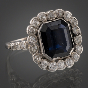 18kt white gold ring with synthetic sapphire and diamonds.