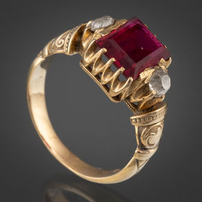 Ring in 18 kt yellow gold with spinel bordered by two brilliant-cut diamonds.