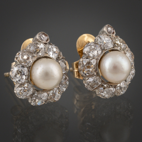 Pair of earrings in 18kt yellow gold with a central pearl and brilliant-cut diamonds.