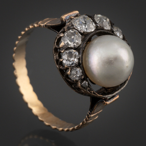 18kt yellow gold ring with pearl and brilliant-cut diamonds.