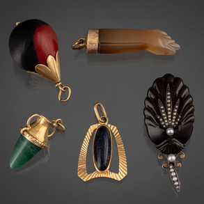 Set of five pendants mounted in 18kt yellow gold with agate and jade and venturine.