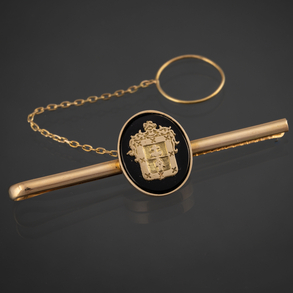 Tie pin in 18kt yellow gold with black enamel with noble coat of arms.