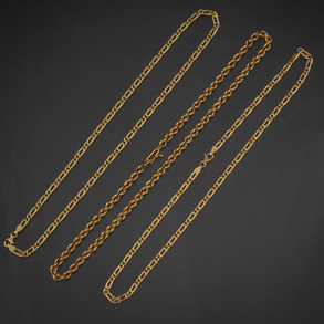Set of two link chains and a sogueada chain in 18kt yellow gold.