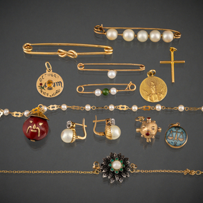 Miscellaneous 18kt yellow gold pins, pendants, crosses and medals.