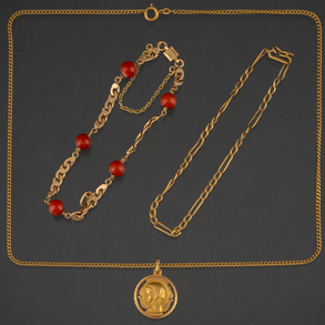 Set of chain with Madonna medals and two bracelets in 18kt yellow gold.