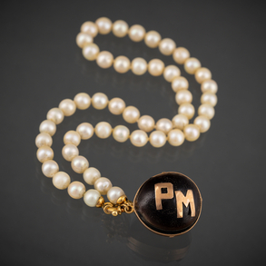 18kt yellow gold cultured pearl necklace with 18kt yellow gold clasp and pendant.