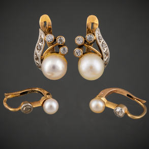 Set of two pairs of 18kt yellow gold earrings with pearls.