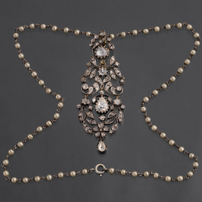 Silver chain with pearls and antique pendant in silver and antique cut diamonds.