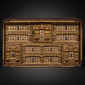 Salmantino Bargueño in walnut wood, bone and carved and gilded wood of the XVII century.
