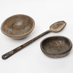 Set of two bowls and ladles in wood of the nineteenth century.