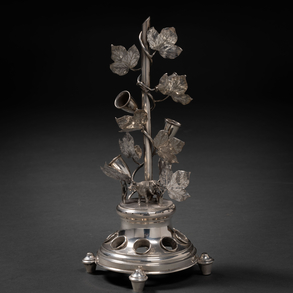 Purera in embossed silver with decoration of leaves and a bull at the base of the nineteenth century.