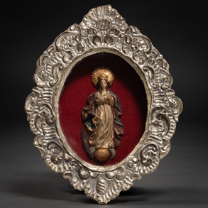 Reliquary of chapel in embossed silver with relief of the Immaculate Conception in polychrome clay of the XIX century.