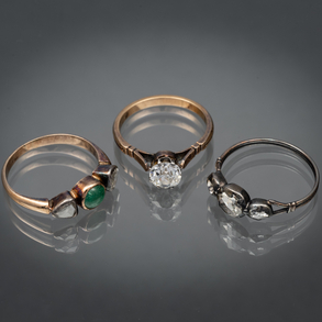 Set of three rings in 18kt yellow gold with antique cut brilliant and green stone.