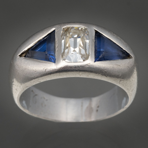 Ring in 18kt white gold with central brilliant and two blue stones.