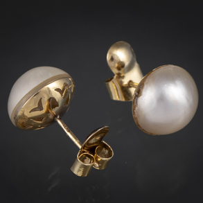 Pareja de pendientes en oro amarillo de 18 kt con perla japonesa.