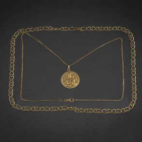 Conjunto de dos cadenas y medalla de la Virgen en oro amarillo  de 18 kt.