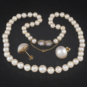 Conjunto de  pareja de pendientes con perla japonesa y   de collar de perlas con broche en oro amarillo de 18 kt con ópalos y brillantes