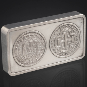 Lingote de 250 gr en plata fina, que aleada debidamente, era acuñada en piezas columnarias en el imperio Español de India.