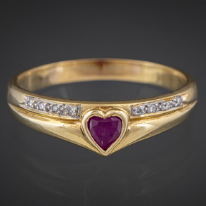 Anillo en oro amarillo de 18kt con brillantes y rubí en forma de corazón.