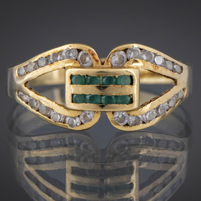 Anillo en oro amarillo de 18kt con espinelas calibradas verde con circonitas.