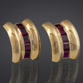 Pareja de pendientes en oro amarillo de 18kt con espinelas rojas calibradas.