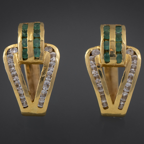 Pareja de pendientes en oro amarillo de 18kt  con espinelas verdes calibradas y circonitas.