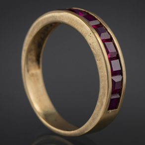 Anillo en en oro amarillo de 18kt con espinelas rojas calibradas.