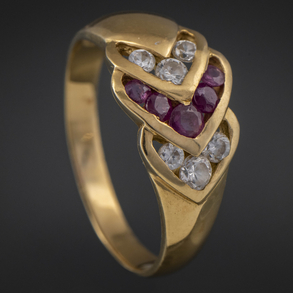 Anillo en oro amarillo de 18 kt con espinela roja y circonitas.