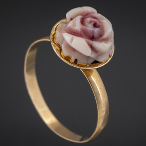 Anillo en oro amarillo de 18kt con coral blanco tallado en forma de rosa.