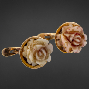 Pareja de pendientes  en oro amarillo de 18 kt con coral blanco tallado en forma de rosa.