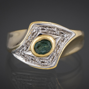 Anillo en oro amarillo de 18 kt con brillantes y esmeraldas.