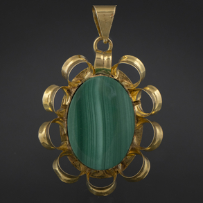 Colgante en oro amarillo de 18kt con placa de malaquita.