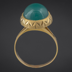 Anillo en oro amarillo de 18kt y jade verde.