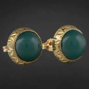 Pareja de pendientes en oro amarillo de 18kt y jade verde.