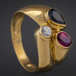 Anillo en oro amarillo de 18 kt con circonitas y piedras de color.
