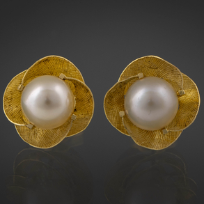 Pareja de pendientes en forma de flor en oro amarillo de 18 kt con perla.