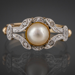 Sortija antigua en oro amarillo de 18kt con perla central y brillantes talla antigua.