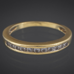 Alianza en oro amarillo de 18kt con circonitas.
