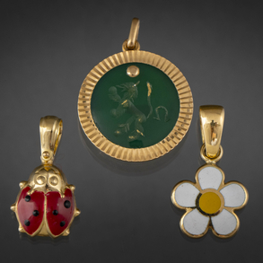 Conjunto de tres colgantes en oro amarillo de 18 kt con esmalte en forma de mariquita, uno circular y otro en forma de margarita.