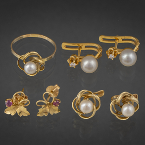 Conjunto de tres parejas de pendientes en oro amarillo de 18 kt con perlas y anillo con perlas.