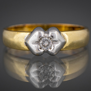Anillo en oro amarillo y oro blanco de 18 kt con brillante central de 0,10 Qt.