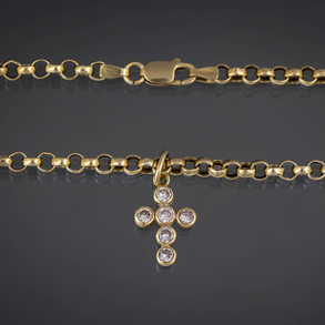 Cadena en oro amarillo de 18kt con colgante en forma de cruz con diamantes.